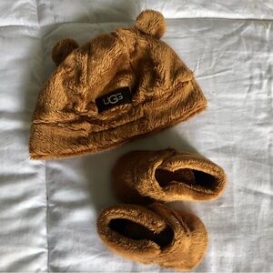 UGG baby bixbee fleece bootie and beanie set 0-6 month